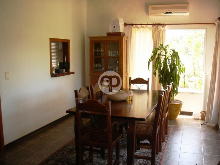 Excepcional casa en La Barra. Punta For Sale 1281309