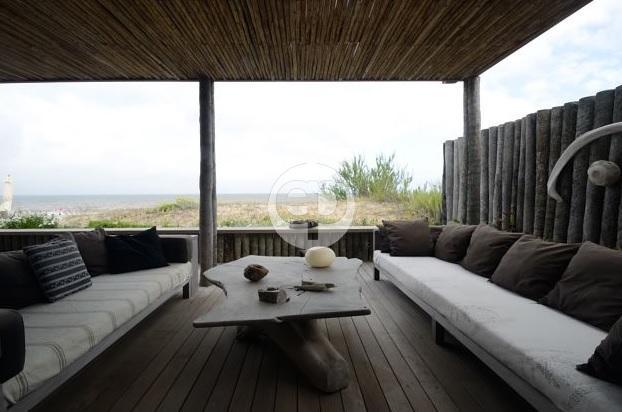 Casa sobre la playa en La Barra El Chorro. Punta For Sale 1283595